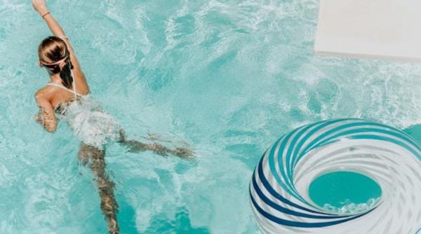 de ce schimba culoare par piscina