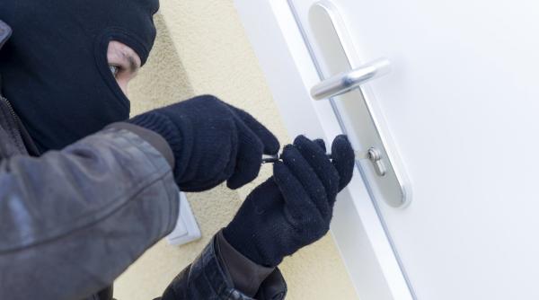 Atenție la hoții din locuințe. Cum să-ți asiguri casa când pleci în vacanță