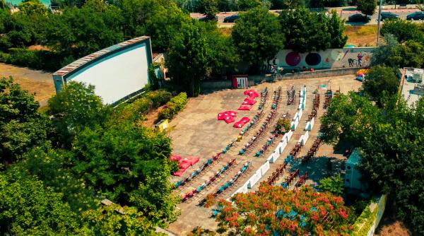 retro party la eforie colorat sorin lupascu deschide vara in cel mai mare cinema in aer liber de la marea neagra