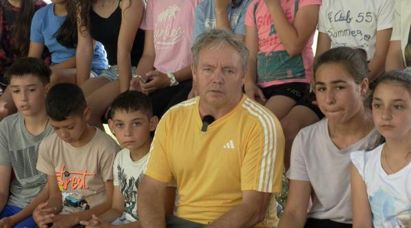 povestea profesorului nelu avram a transformat orelor de sport intr o experienta unica pentru elevii din 7 sate dascalul in campania liga profesorilor exceptionali a fundatiei dan voiculescu pentru dezvoltarea romaniei