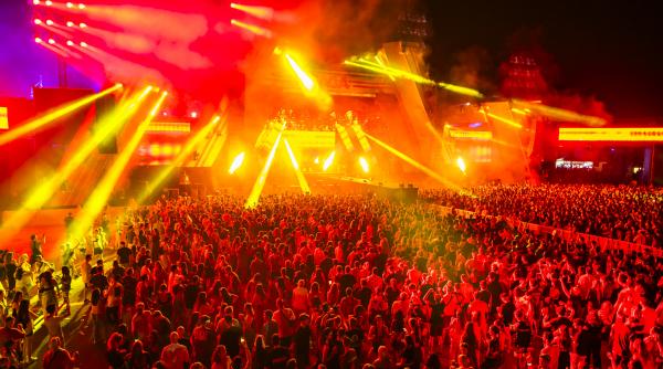 a doua zi a festivalului saga a strans la un loc peste 65 000 de iubitori de muzica si distractie