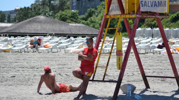 peste 100 salvamari personal prim ajutor plaje constanta mamaia