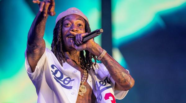 wiz khalifa fumat marijuana beach please retinut politie