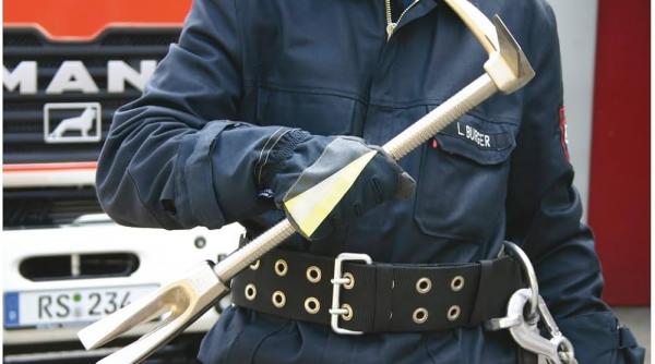 politia cumparat rangi topoare intrarea fortata spray lacrimogene dispozitive spart rotile masinilor