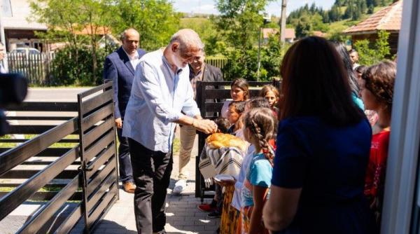 damian draghici a inaugurat scoala primara gradinita din inima comunitatii rome din cartierul moglanesti judetul harghita renovate de asociatia bookland