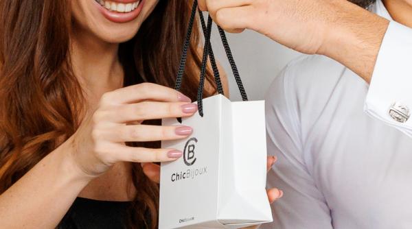 un cadou personalizat pentru perechea ta bratari sau pandantiv cu poza inauntru