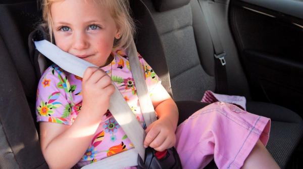 periculos lasi copil singur masina