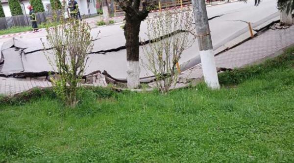 noi fisuri in asfalt pe strada afectata de prabusirea din primavara in slanic prahova