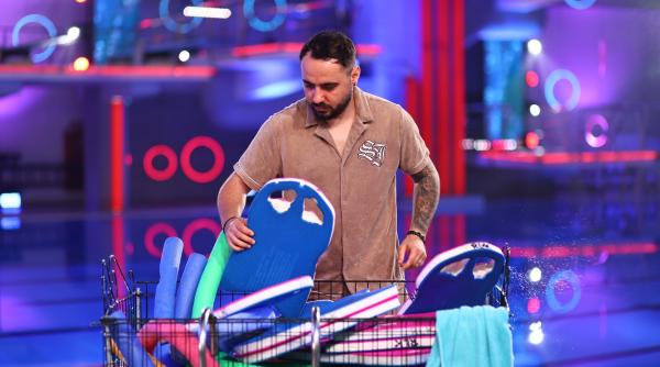 au facut echipa la power couple iar acum se intrec in cele mai bune sarituri emi si sotia lui madalina duel de zile mari la splash vedete la apa