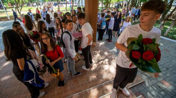 elevii obligatoriu tinuta decenta uniforme