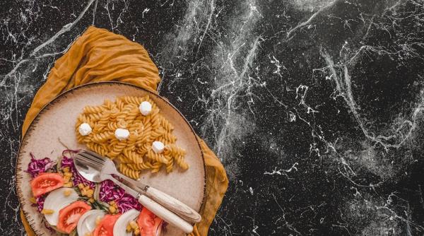 4 salate rapide si hranitoare ideale pentru pauza de masa la birou