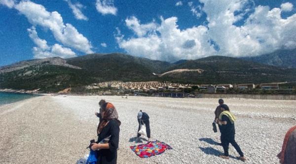 fluctuatii in ritmul valurilor variations in the rhythm of waves o expozitie itineranta in cadrul programului international de rezidenta artistica off season