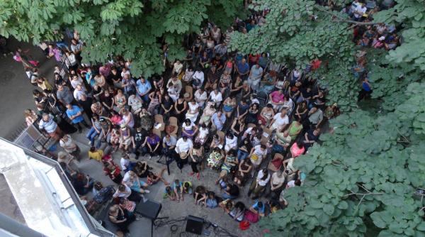 lecturi publice performance uri momente de improvizatie poetica dezbateri concerte expozitii si filme documentare la fipb 2024