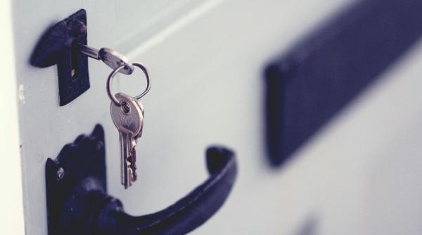 de ce nu ar trebui sa iti lasi cheile in usa noaptea sfaturi de securitate de la experti