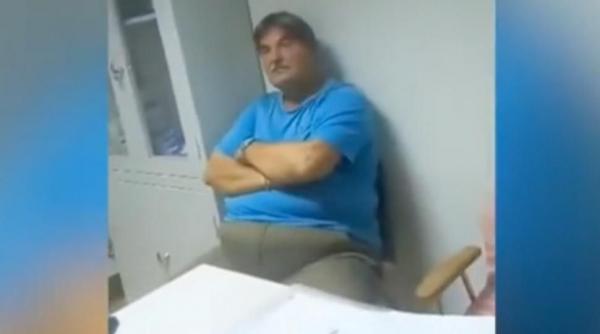 Medicul de gardă, fost senator, refuză să trateze un copil cu arsură la față, considerând că „nu reprezintă o urgență.” „Ce, eu l-am fript? La ora asta se plimbă cu bicicleta?”