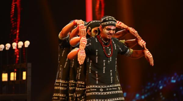 b unique crew urca pe scena iumor cu un numar spectaculos de dans juriul iumor captivat si infricosat in acelasi timp doar o data pe sezon se intampla ceva de genul asta