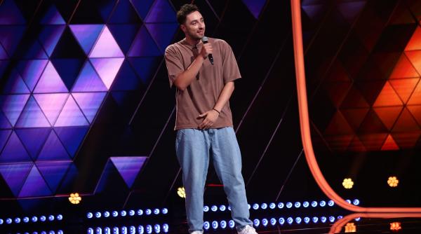 mihai trifanescu l a impresionat pe cheloo in prima editie iumor baiatul a avut un numar extraordinar de stand up comedy si are un viitor sigur in fata