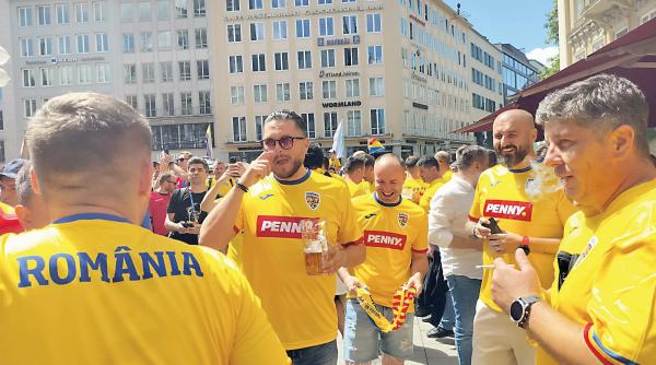 suporteri stadion imbracati galben meciul romania lituania