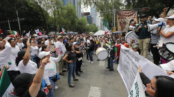 protestatarii daramat usile senatului mexican oprit sedinta parlamentara