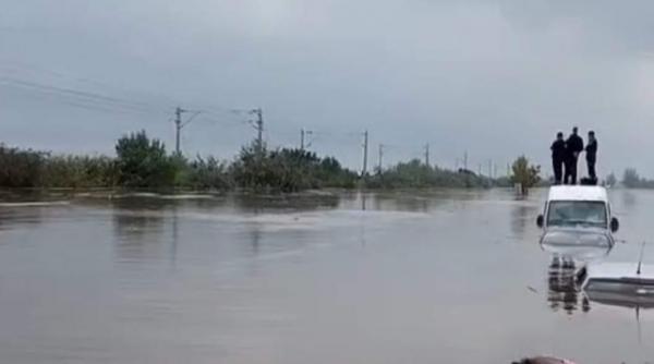 trenuri oprite inundatii galati masini blocate ape