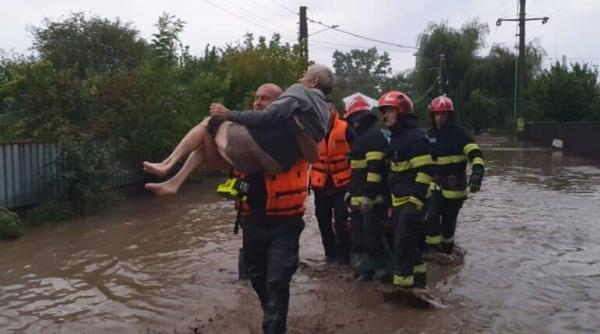 salvatori calamitate eroi uniforma inundatii momente critice sacrificiu
