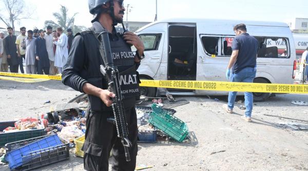 atac bomba convoi diplomati straini pakistan politist ucis