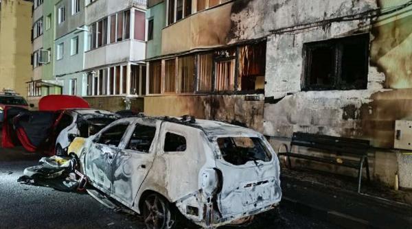 trei masini fatada bloc distruse incendiu foc autoturism