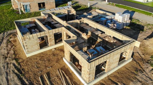 casa la rosu sau locuinta la cheie cum sa faci alegerea potrivita