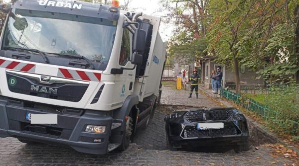 masina cazut groapa asfaltul surpat curtea scoala sectorul 6