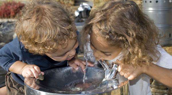 cum convingi copilul bea apa