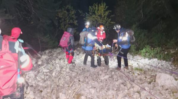 misiune nocturna pentru salvarea unor turisti blocati pe munte o tanara a fost evacuata pe targa