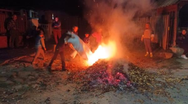 focul lui sumedru halloween romanesc traditie autohtona