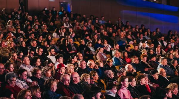 succes extraordinar la festivalul d ale lui caragiale ploiestenii martorii revenirii virtuale a marelui dramaturg