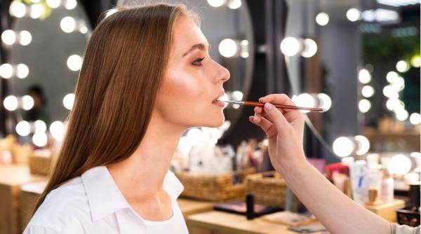 cum sa obtii buze pline si stralucitoare in doar cateva minute