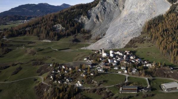 sat evacuat alunecari masive teren