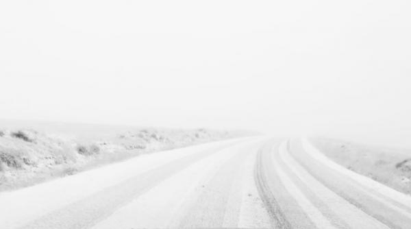 iarna face primele victime circulatia pe dn1 este blocata total de un tir iar in vrancea a avut loc un carambol intre 4 masini