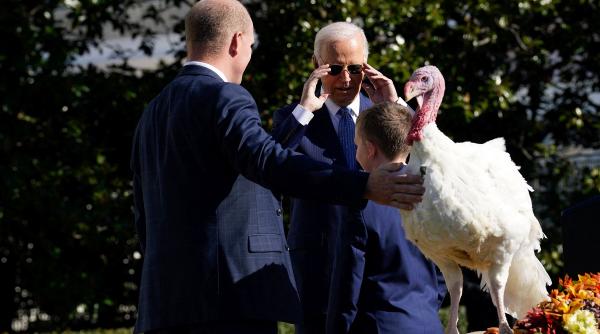 biden gratiere curcani peach blossom casa alba ziua recunostintei