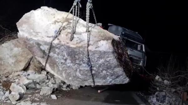 trafic blocat pe valea oltului mai multe stanci cazute au lovit un tir