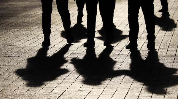 invatator batut picioarele curtea scolii timis pus elev colt