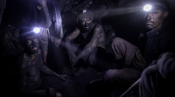 afganistan zeci mineri blocati prabusire mina carbune