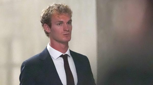 eroul de la metrou invitat la meci de donald trump