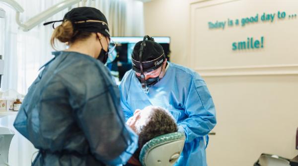 doua solutii pentru un zambet impecabil albire si implanturile dentare