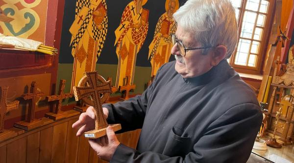 cruci sculptate lemn cires simbol credinta preot roman