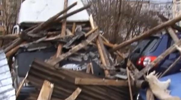 zeci masini avariate copaci prabusiti acoperisuri smulse bucuresti