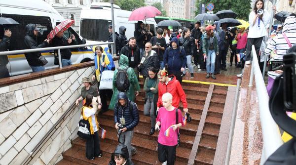 elevi sub pamant ucraina deschide sute scoli subterane