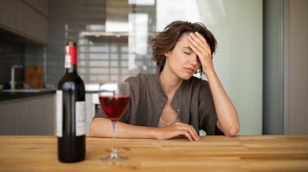 de ce doare capul vin rosu