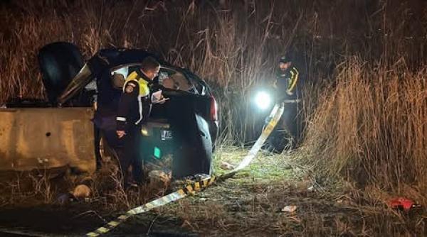 un tanar de 22 de ani a murit dupa ce a intrat cu masina intr un parapet de beton pe a1