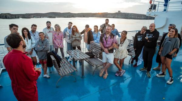 marea premiera power couple diseara de la 20 30 la antena 1 dani otil ii va surprinde pe concurenti in mod normal este ziua de acomodare pentru voi prima proba incepe acum am ales sa incepem cu fetele