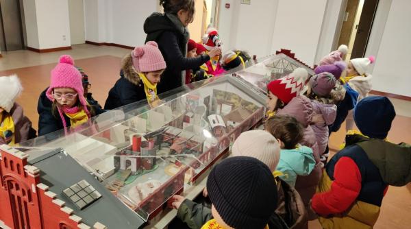 o incursiune in lumea muzicii de ziua culturii nationale fundatia dan voiculescu pentru dezvoltarea romaniei le a oferit prescolarilor din bucuresti o vizita la biblioteca nationala