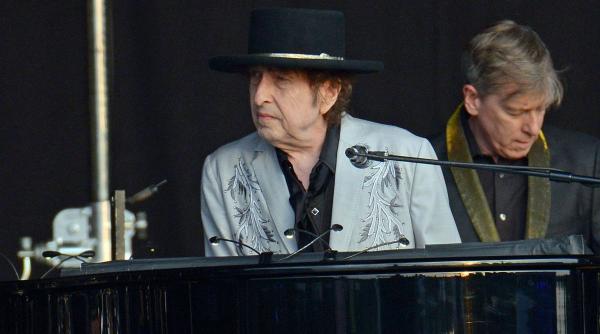 ciorne ale melodiei lui bob dylan mr tambourine man au fost vandute la licitatie sumele enorme platite de admiratori